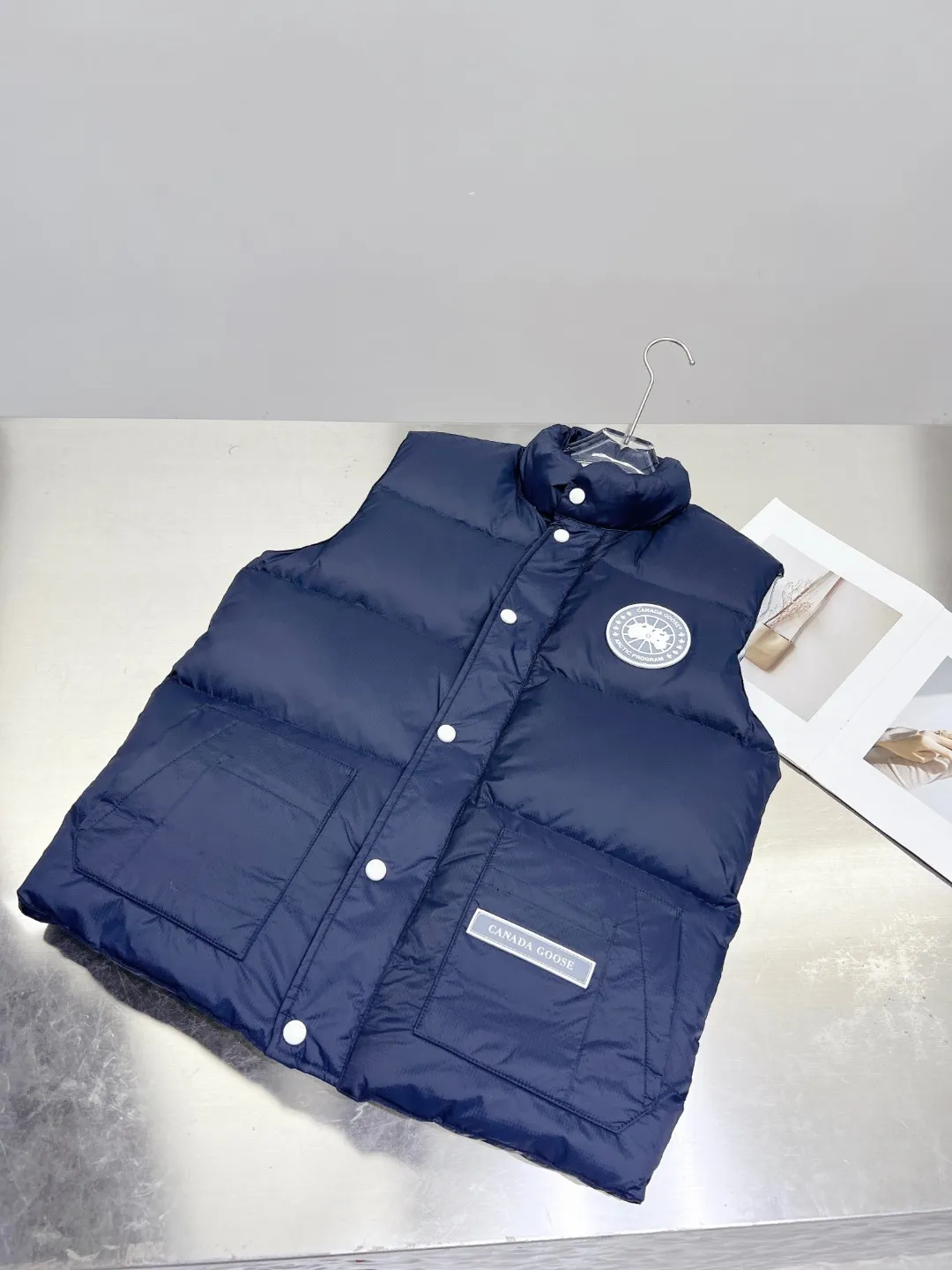 P480 𝗖𝗔𝗡𝗔𝗗𝗔 𝗚𝗢𝗢𝗦𝗘/Canada Goose White Label Glacier Vest Down Jacket Freestyle Vest THEICON This excellent down-filled vest can be freely layered with a variety of clothes, making it a favorite during the changing seasons. It's classic, versatile and provides excellent warmth. The Northern Lights capsule collection is reimagined in rich tones inspired by the stunning colors of Canada's north. The Glacial Haze capsule collection is revamped with a striking and layered color palette that evokes the feeling of being caught in the mist surrounding icebergs and glaciers. The top original replica version refers to the highest version in China (there is no one) (it is a piece of craftsmanship to make a piece of clothing that is ZP when placed in the counter) 1⃣ Made of original custom-made double plain 9500-100% nylon nylon fabric, windproof, waterproof and stain-resistant 2⃣ Filled with national standard Guangzhou Inspection white duck down, the amount of down is more than twice that of ordinary goods.  3⃣The zipper is customized from Yoshida YKK factory, with clear engraving and perfect and smooth texture. 4⃣Collar label, armband, back label, hangtag, complete anti-counterfeiting mark. Color: black, white, mood blue, melted water blue, graphite gray, purple. Size: XS S M L XL XXL